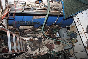 Maschinenraum_mit_Wasser_und_Abwassertanks_2429.jpg