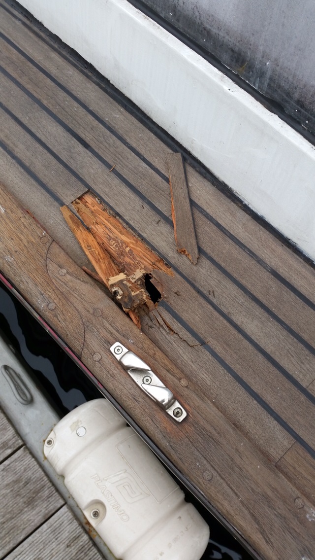 SchadenBootsdeck_4725.jpg