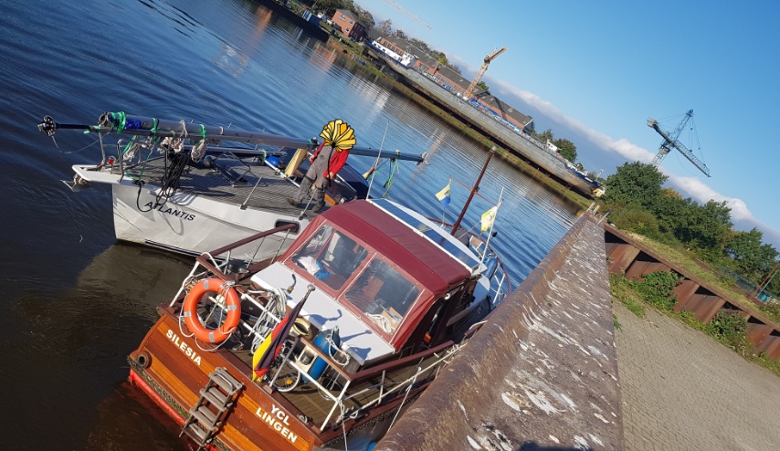 Boote warten auf den Kran